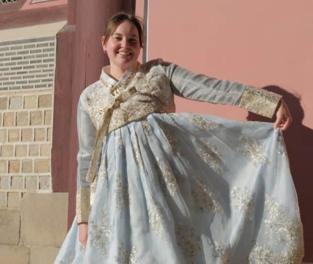 Johanne iført en hanbok, som er en traditionel koreansk kjole.