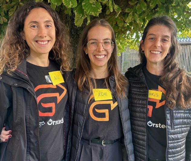 Alicia (tv) er oprindeligt fra Spanien og har sammen med Adelaida fra Colombia og Christiane fra Chile fundet et meningsfuldt fællesskab i High5Girls.