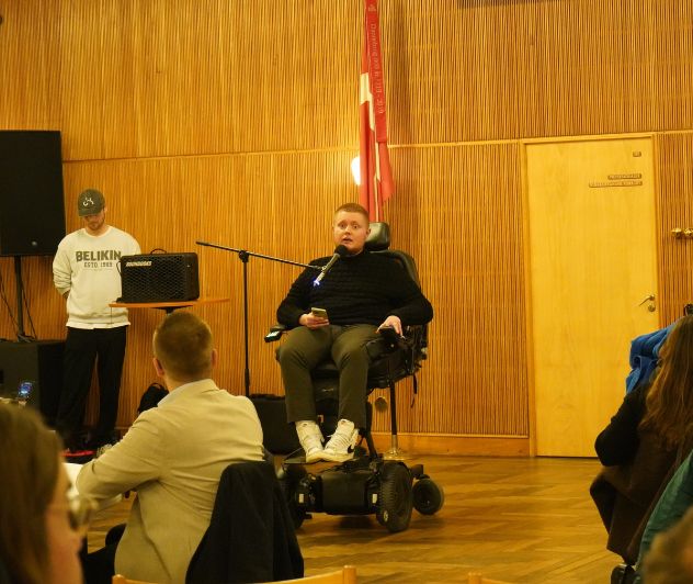 Mads taler ved det politiske lyttemøde på rådhuset i Aarhus.