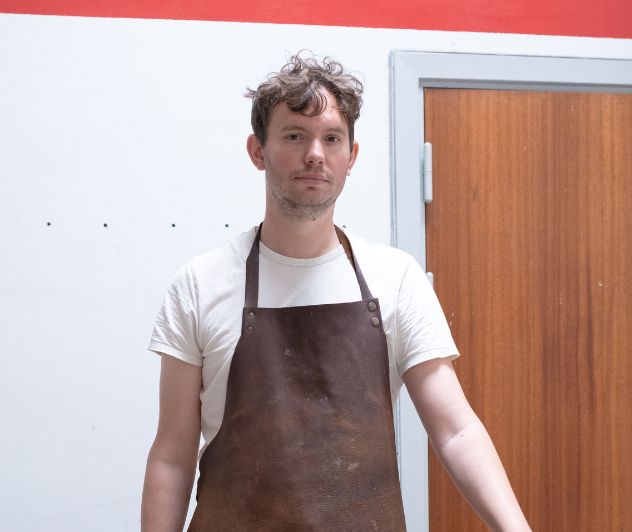 Thomas Woltmann er uddannet møbeldesigner på KADK – nu er han ny iværksætter med en fokus på en gammel metode til indfarvning. Fotograf: Sofi Christensen.